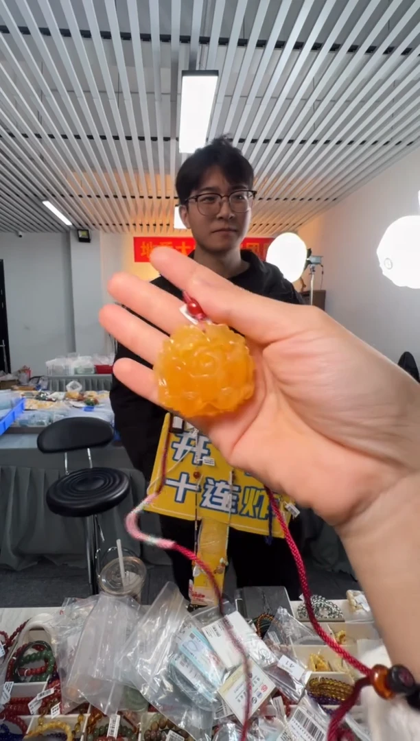 蜜蜡吊坠(不含链)未镶嵌俄料鸡油黄蜜蜡雕刻牡丹花吊坠12克