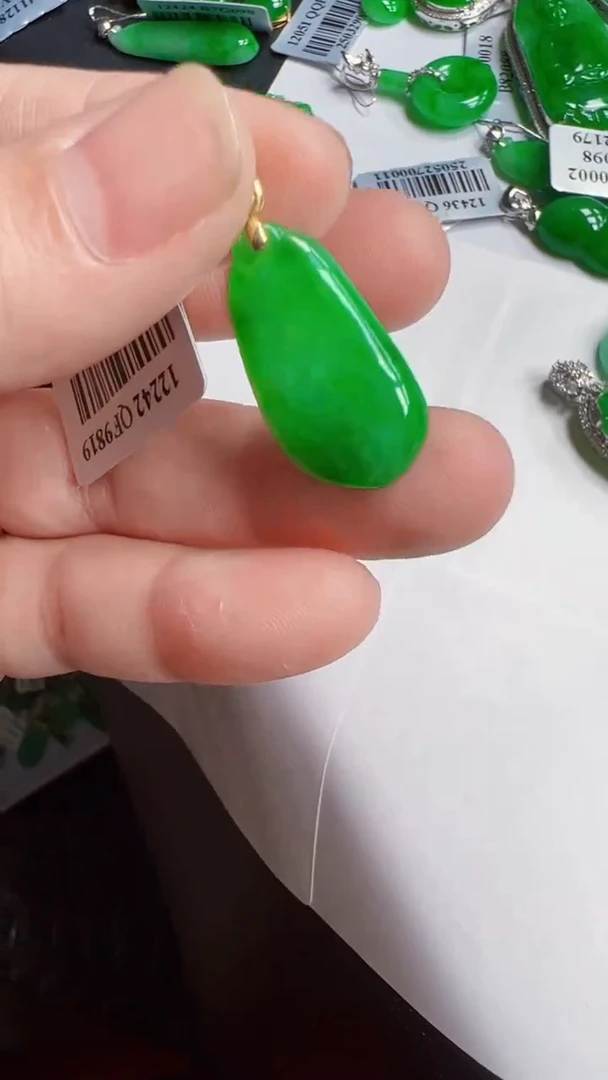 翡翠18K金镶嵌颈饰瓜