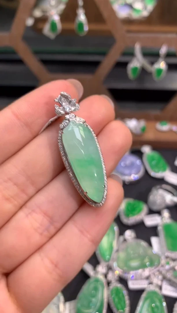 【闪购商品】翡翠吊坠(不含链)18K金镶嵌吊坠