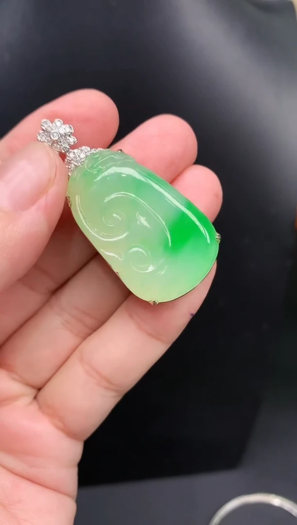 翡翠18K金镶嵌颈饰如意