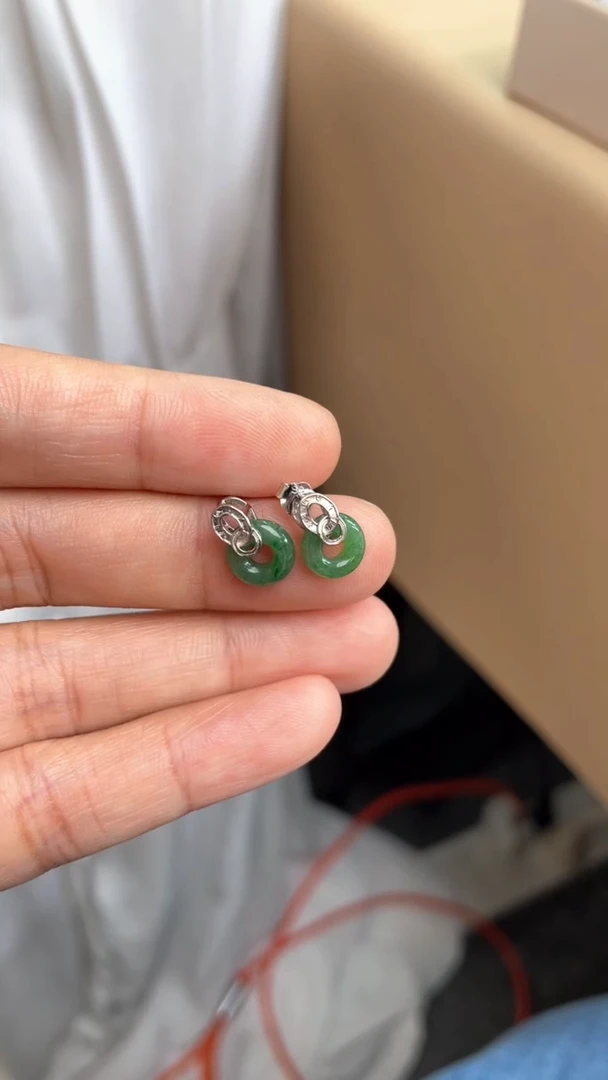 【闪购商品】翡翠颈饰未镶嵌甜甜圈一对