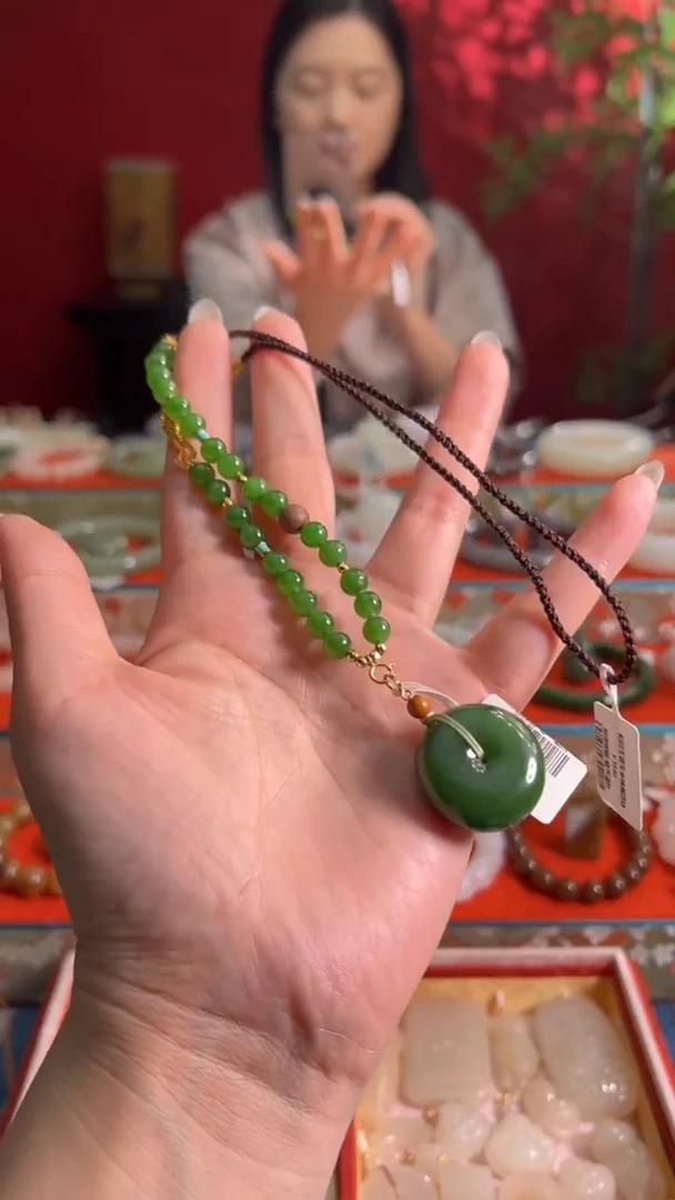 颈饰未镶嵌和田玉碧玉辣阳绿平安扣搭碧玉半珠绳