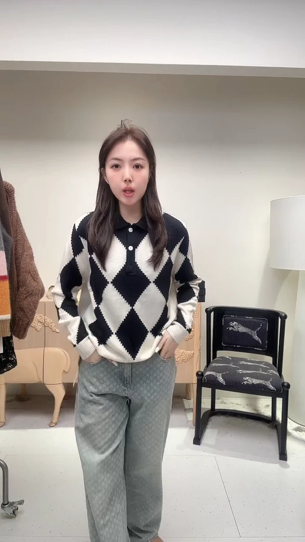 黑白菱格POLO领羊毛衫