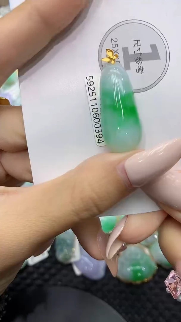 颈饰18K金镶嵌翡翠111111111111