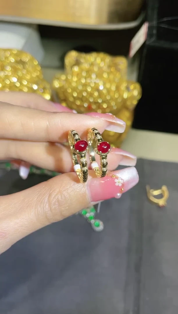 18K金镶嵌红宝石戒指 多样性发其一