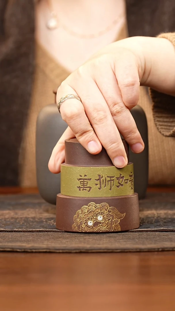 紫砂茶叶罐妖****T太湖石钮豆青泥正三层刻万事如意