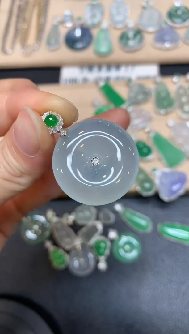 【闪购商品】翡翠颈饰18K金镶嵌平安扣【无服务费