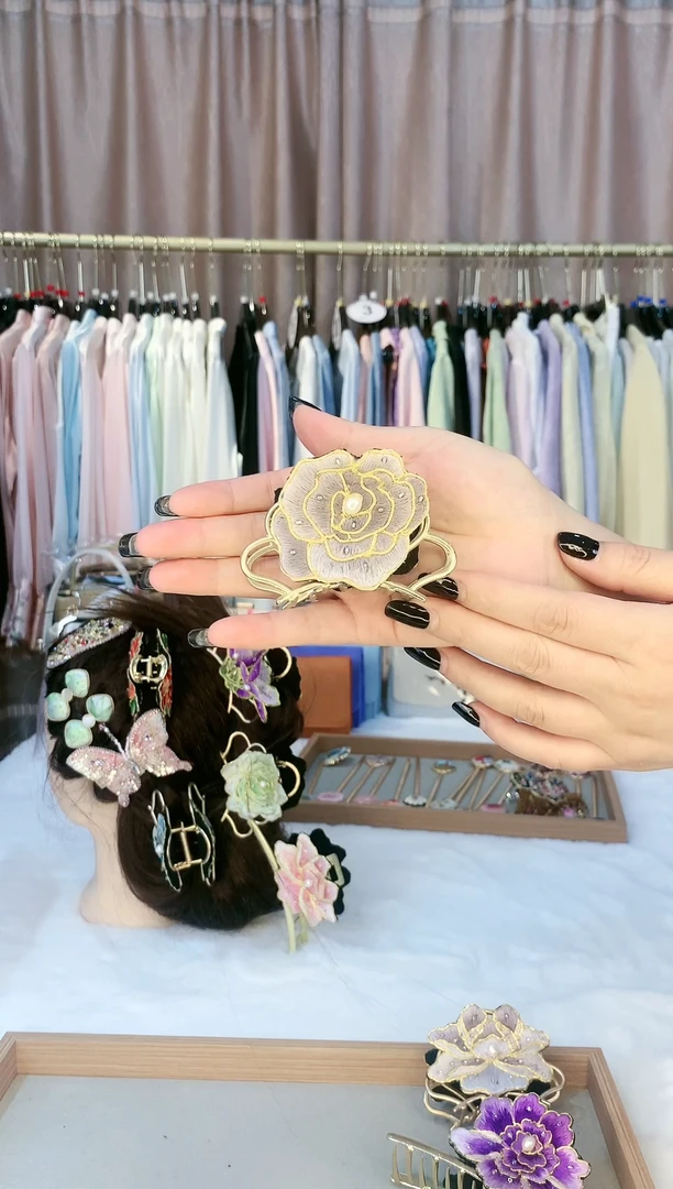 织绣灰色牡丹抓夹