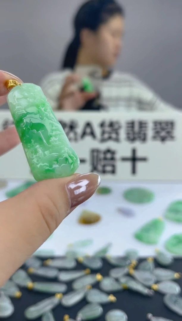 颈饰18K金镶嵌翡翠天然A货翡翠