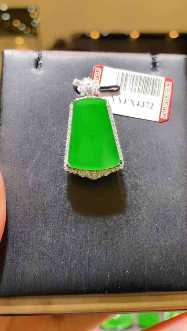 【闪购商品】翡翠吊坠(赠链)18K金镶嵌A31