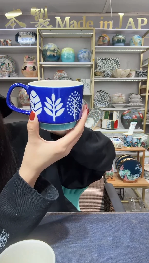 陶瓷井泽马克杯一只装蓝