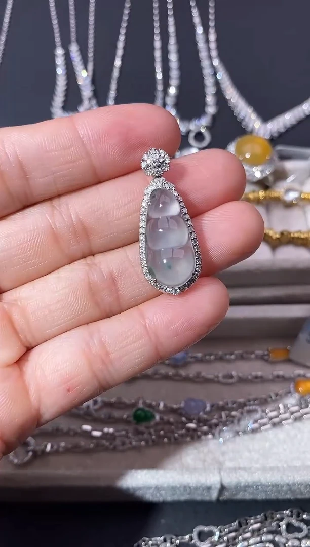 颈饰18K金镶嵌翡翠吊坠