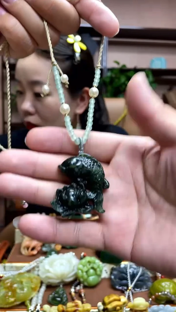 未镶嵌岫玉吊坠多样性发货发其中之一