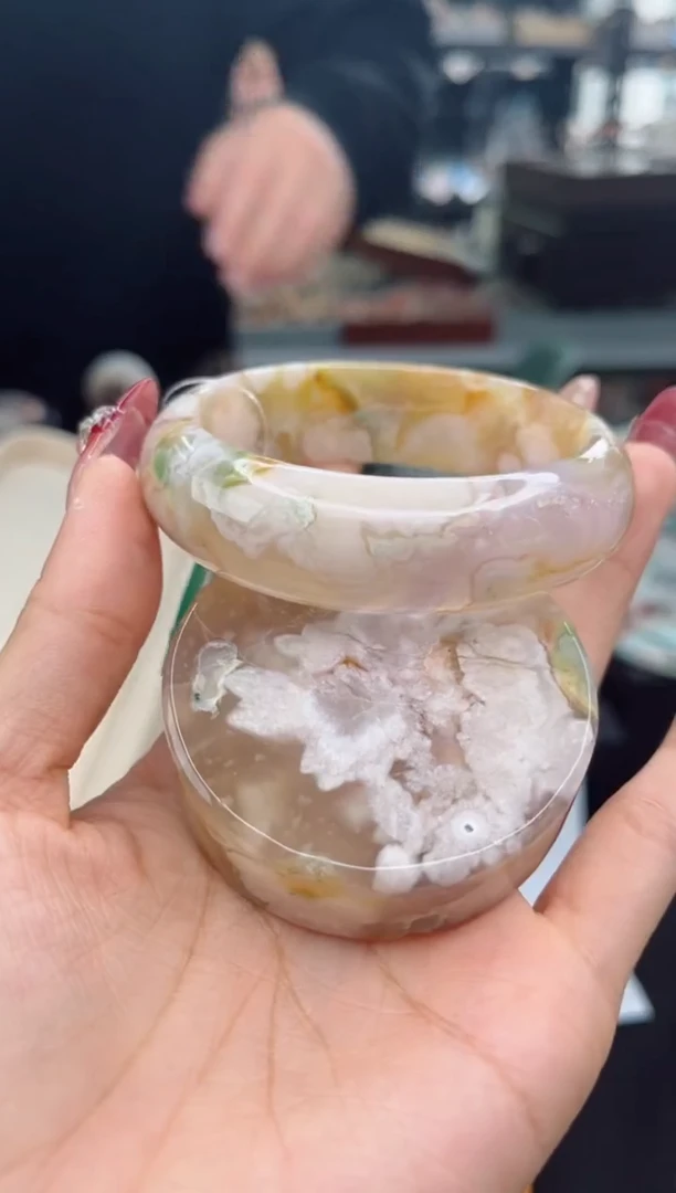 【闪购商品】石英质玉手镯未镶嵌59圈口（赠品镯心）