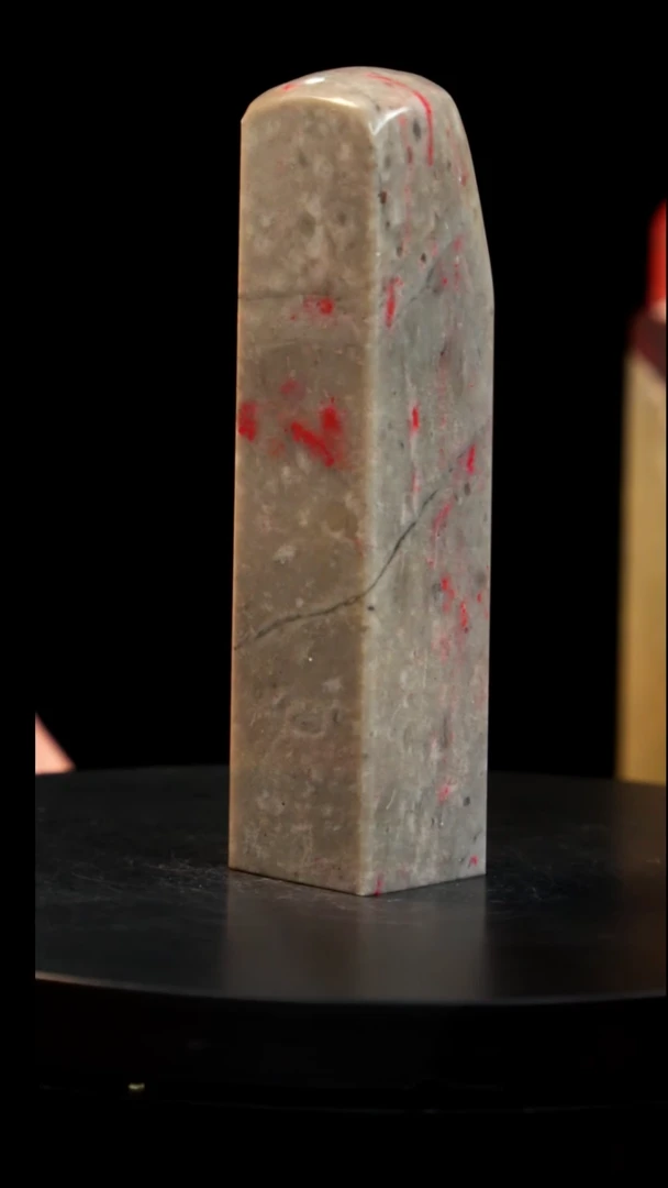 昌化石牛角鸡血石