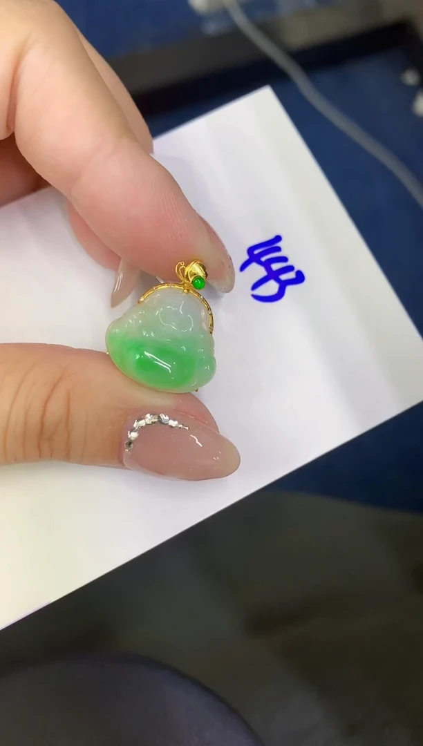 翡翠18K金镶嵌颈饰缅甸天然翡翠A货