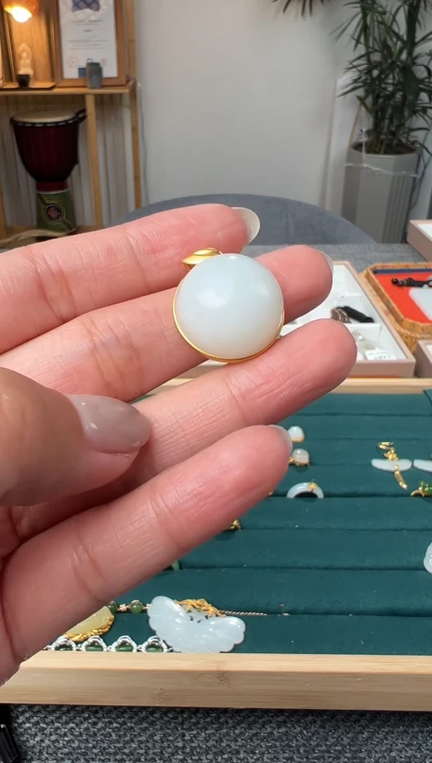 和田玉18K金镶嵌颈饰吊坠  HY