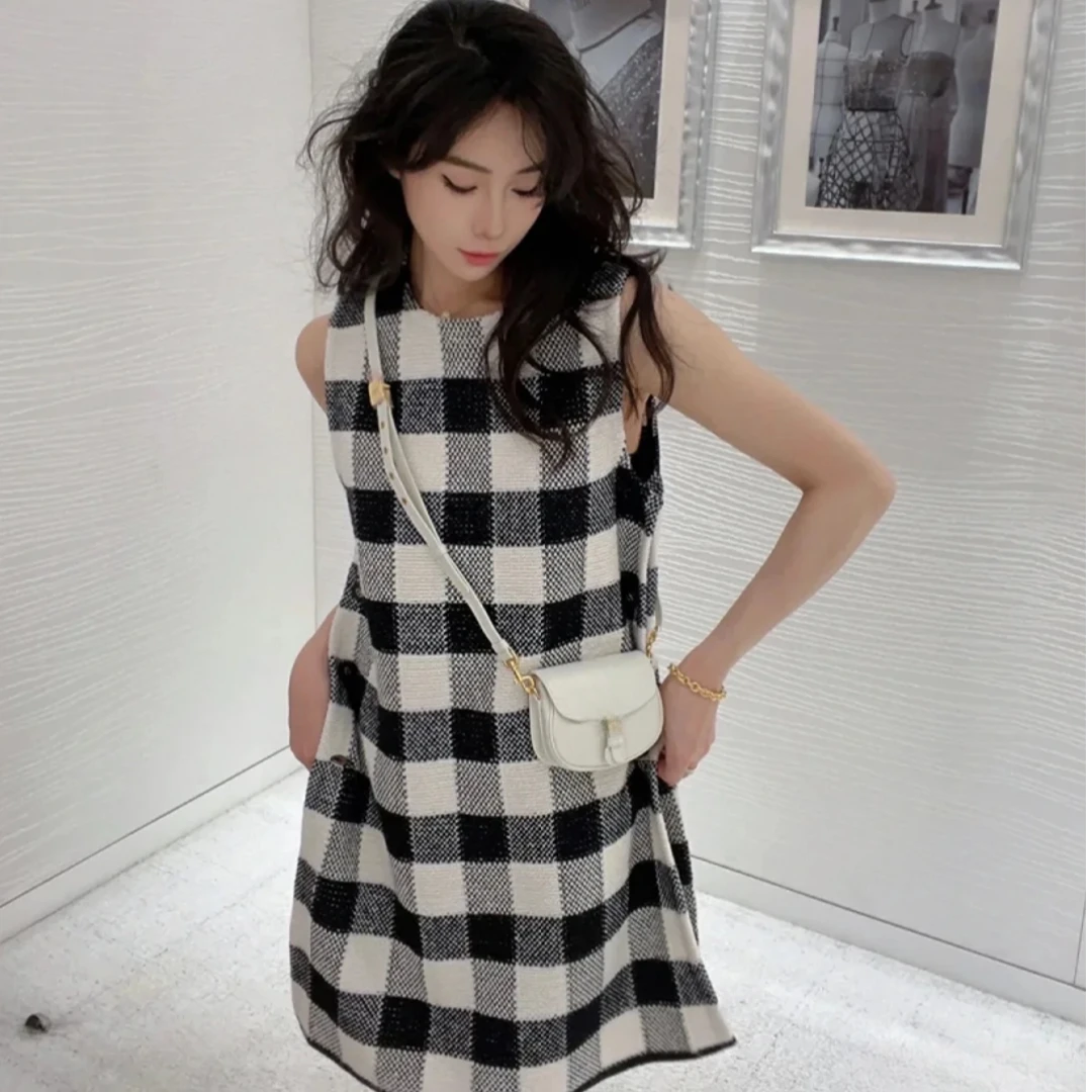 2025年新款休闲显瘦黑白经典圆领套头时尚连衣裙-55394