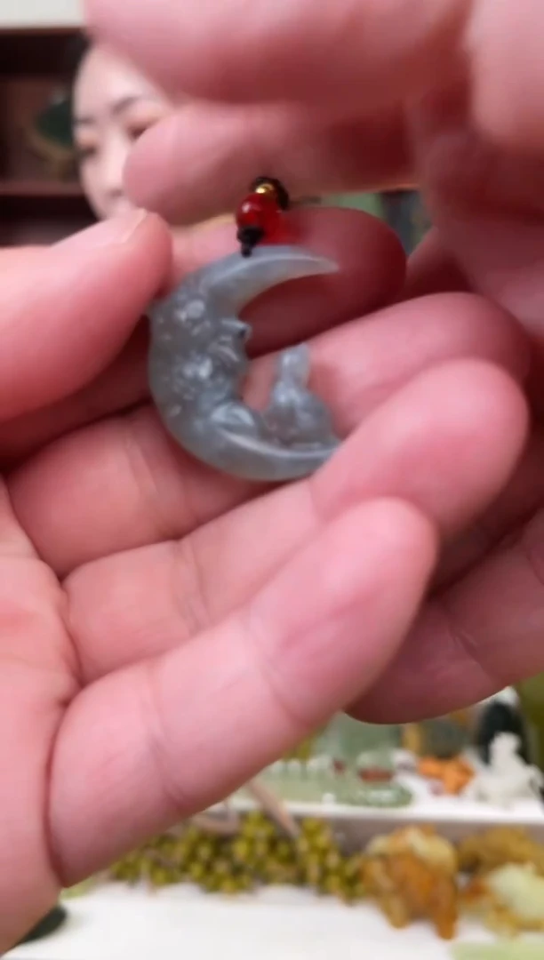 未镶嵌蛇纹石玉颈饰··