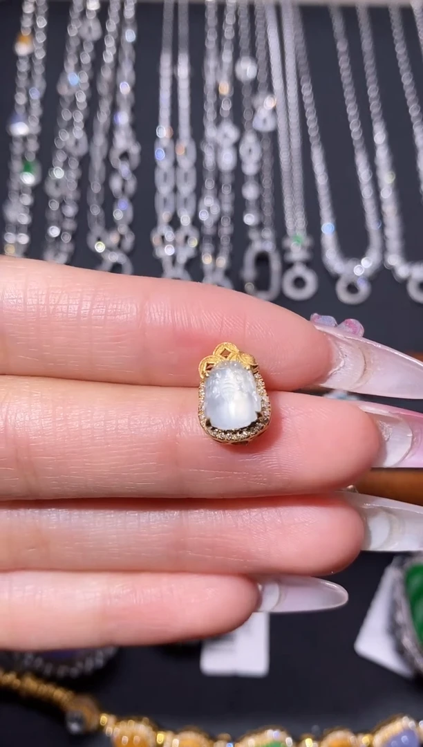 颈饰18K金镶嵌翡翠吊坠