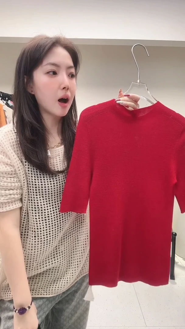亮红色圆领修身羊毛半袖