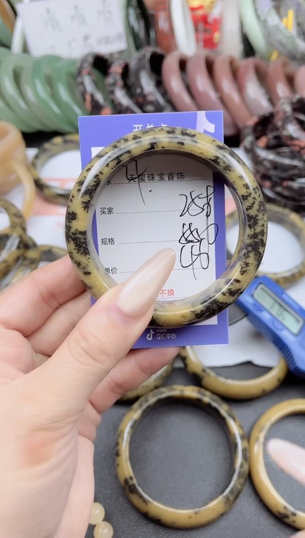 未镶嵌手镯石英质玉259