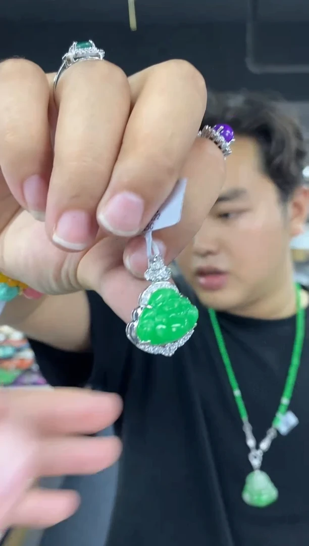 翡翠未镶嵌颈饰多样性发其一颜色微差