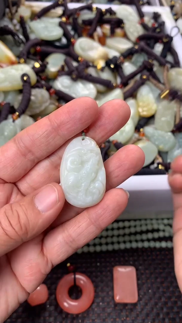 【闪购商品】和田玉颈饰未镶嵌多样性发货没有证书.拍一发一，有瑕