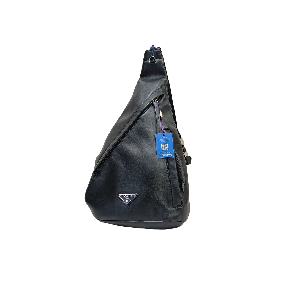 99新 Prada/普拉达 98新 男款黑色时尚休闲真皮胸腰包斜挎包/0642