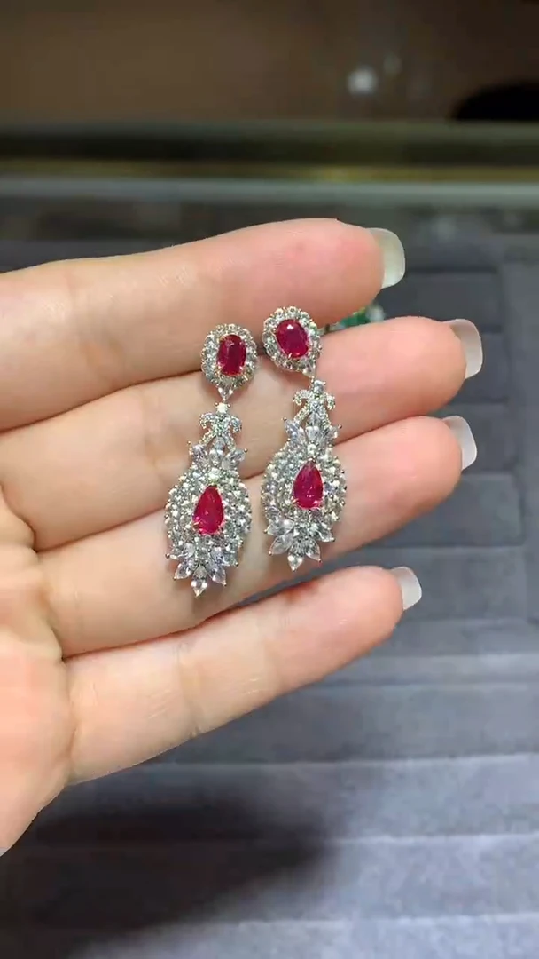 18K金镶嵌耳饰红宝石1CT