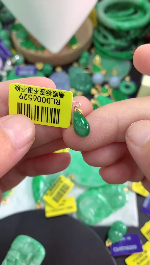 颈饰18K金镶嵌翡翠挂件