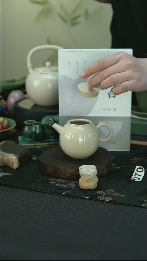 全品 彭州白瓷· 楞纹壶 送盖置