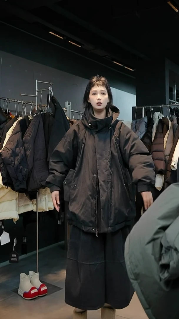 250133黑色羽绒外套