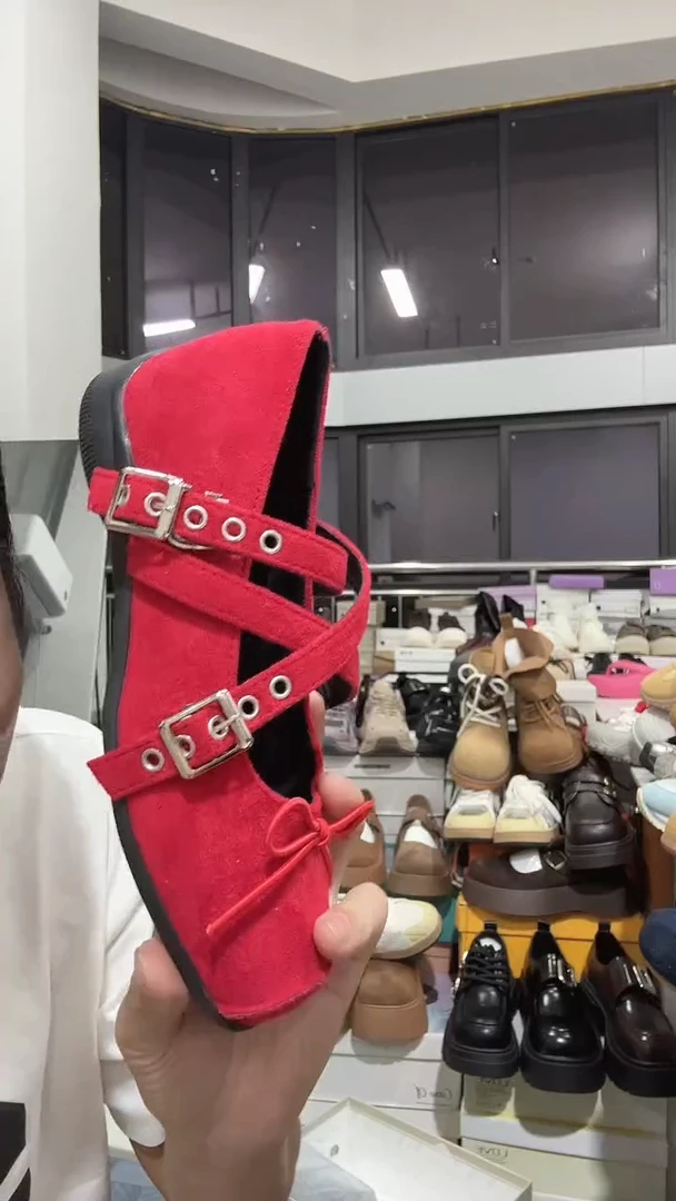 陈**.红色小单鞋36码