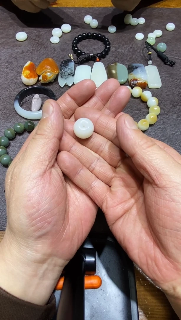 颈饰未镶嵌和田玉（糖玉）平安扣