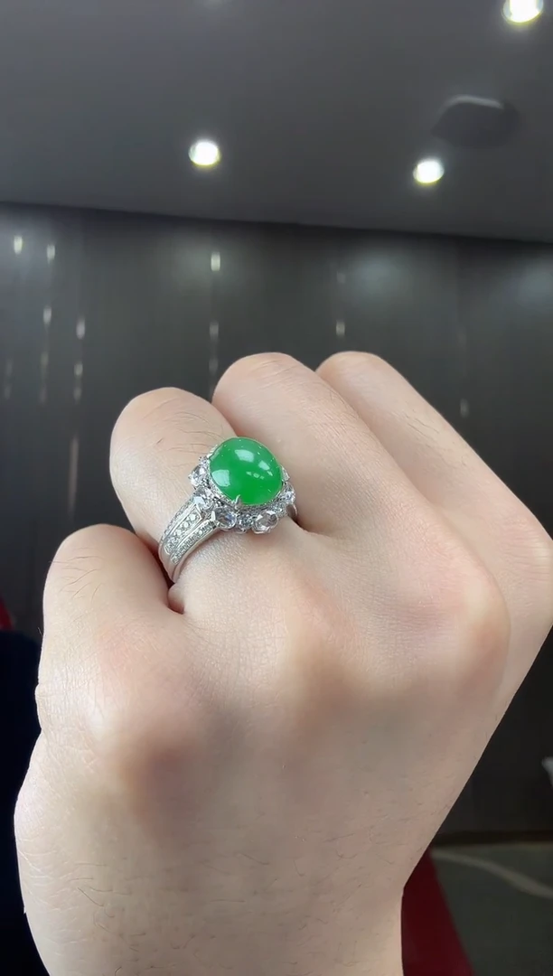 18K金镶嵌戒指翡翠蛋面戒指