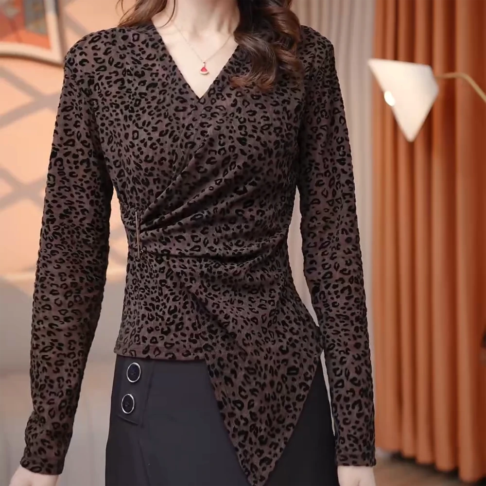 2025秋季新款法式V领别针装饰收腰显瘦百搭不规则上衣C6104