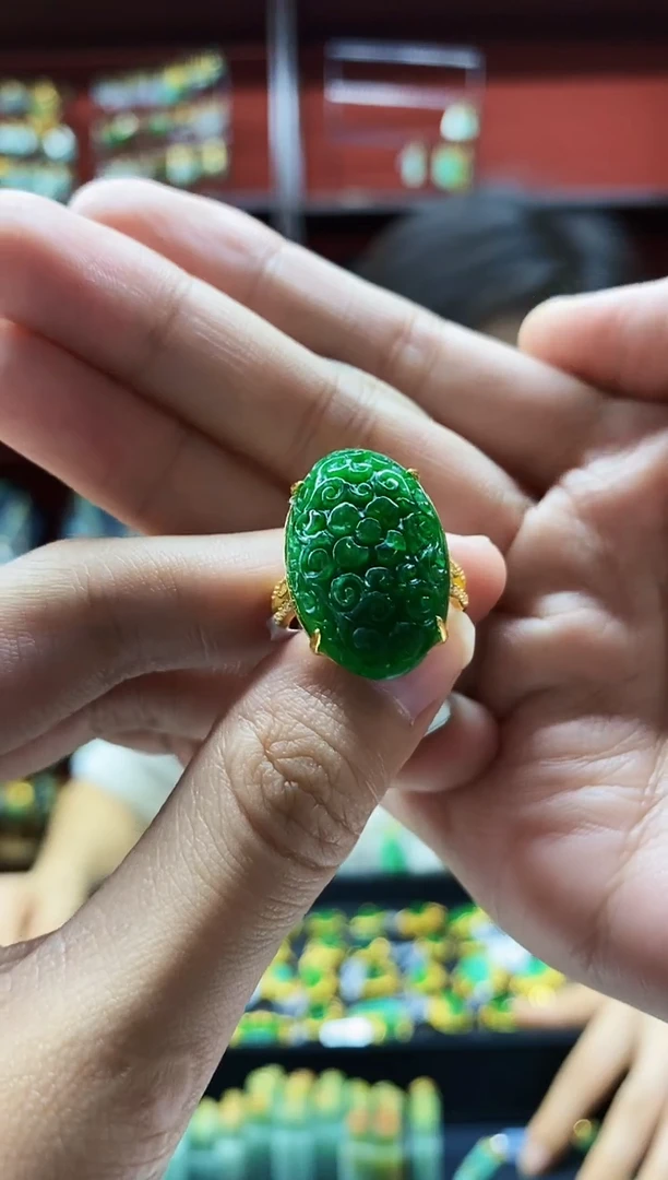 颈饰未镶嵌翡翠戒指