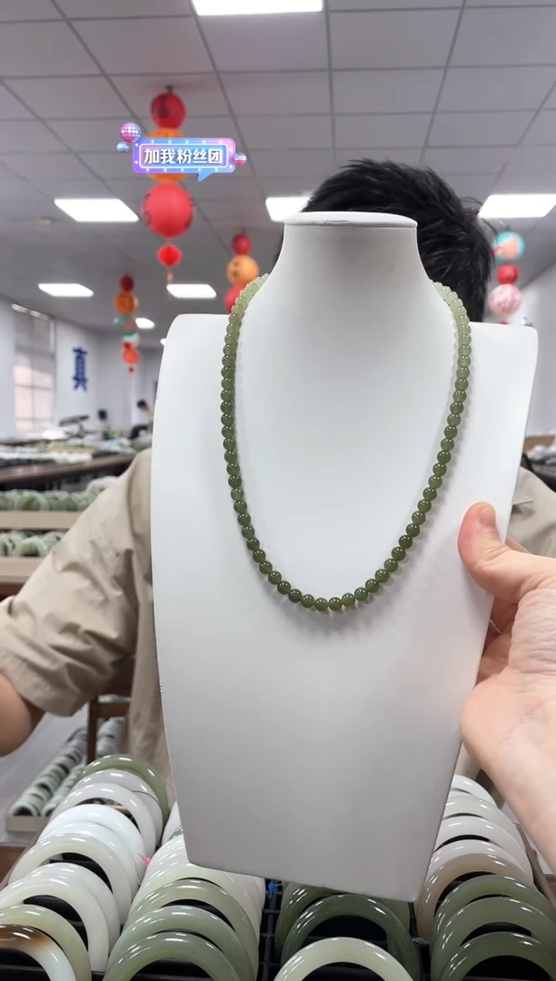 和田玉未镶嵌颈饰湖水渐变卡6项链一条