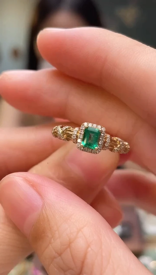 18K金镶嵌戒指祖母绿哥伦比亚主石：0.31ct