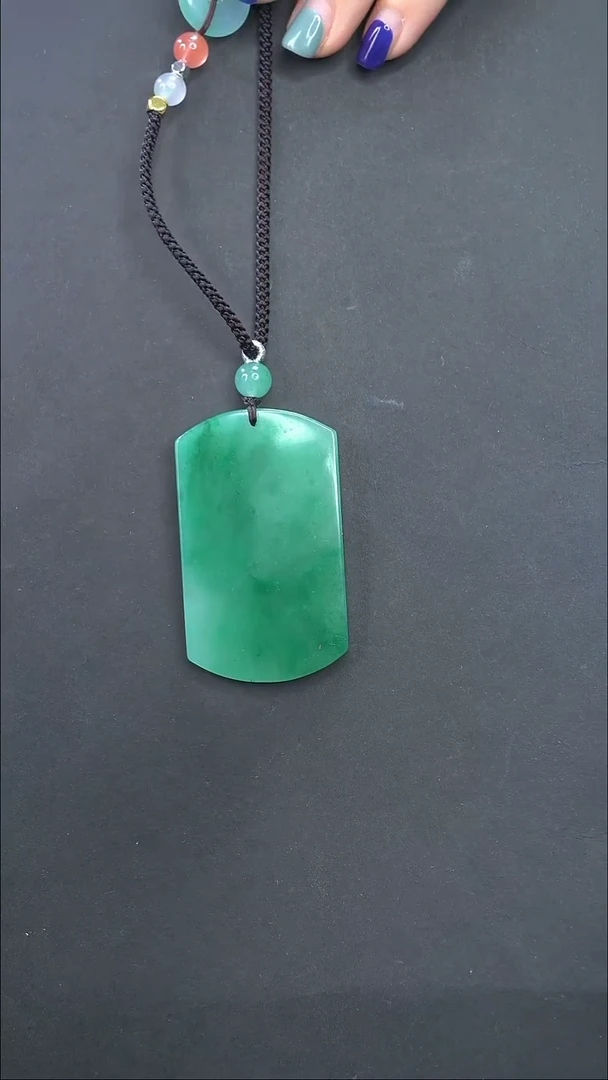 石英质玉（非洲翠）未镶嵌颈饰无事牌