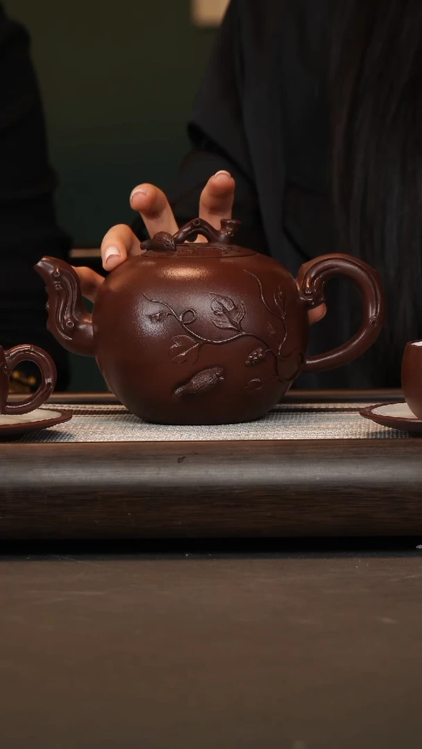 茶壶紫砂 冯秀英/紫泥/松鼠葡萄/600c