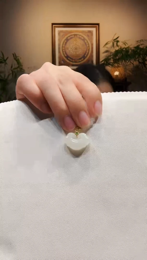 颈饰未镶嵌和田玉吊坠