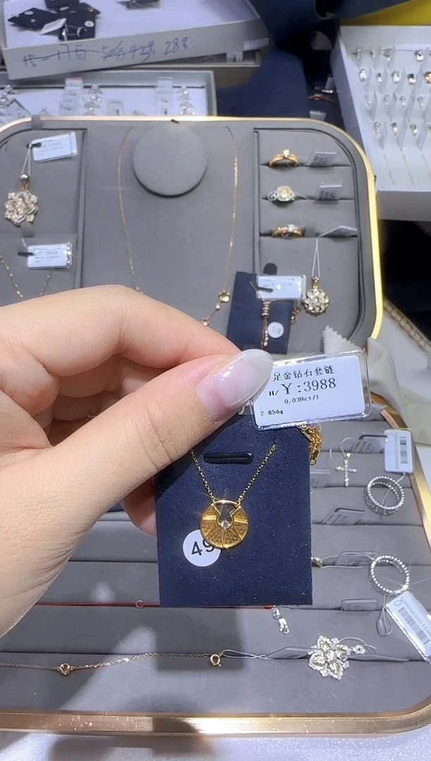 颈饰足金镶嵌钻石3310