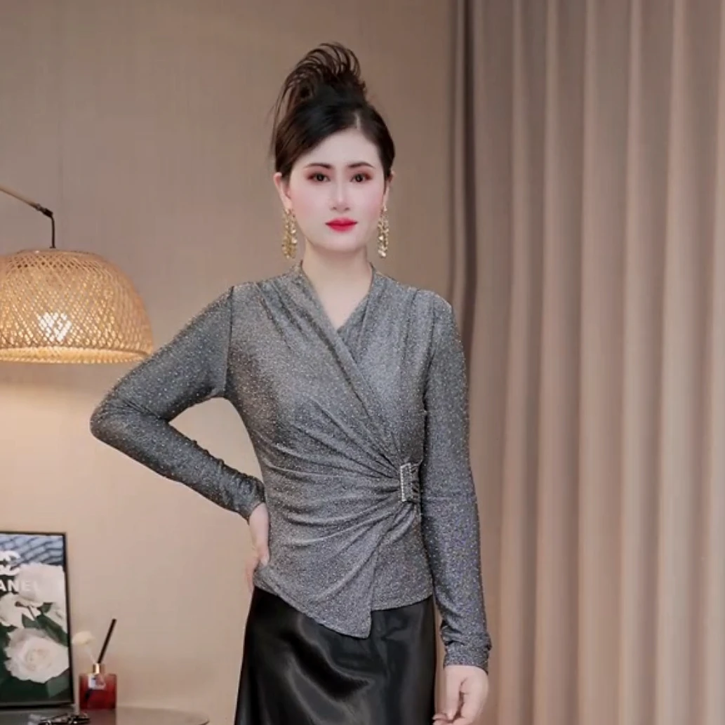 〖日落巴黎〗鑫儿2025春季新款V领长袖气质T恤不规则亮丝上衣百搭