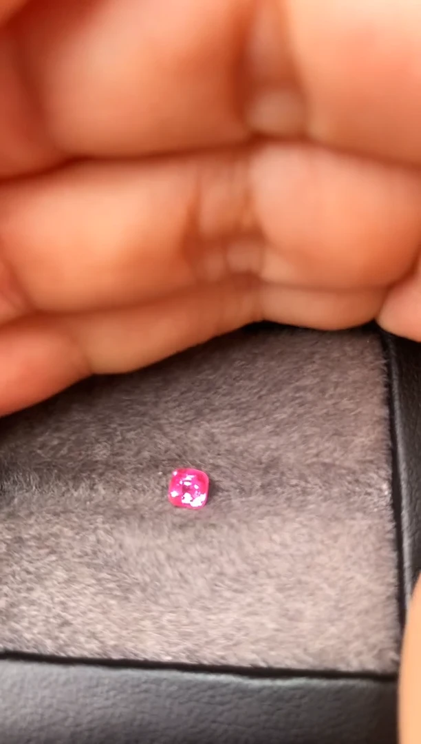 未镶嵌裸石定制尖晶石枕型 热粉色调 0.31ct