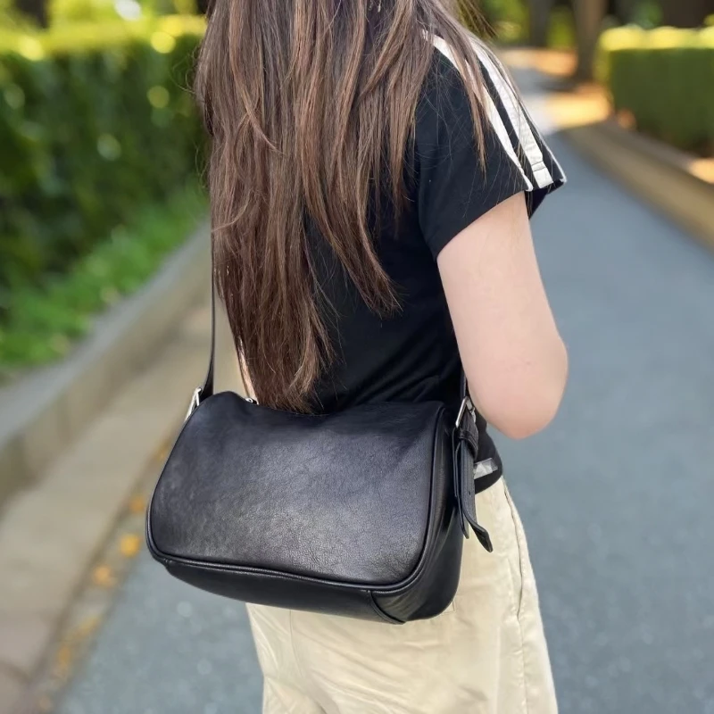 头层植染牛皮宽肩带双耳大容量通勤枕头包单肩斜跨女包608007