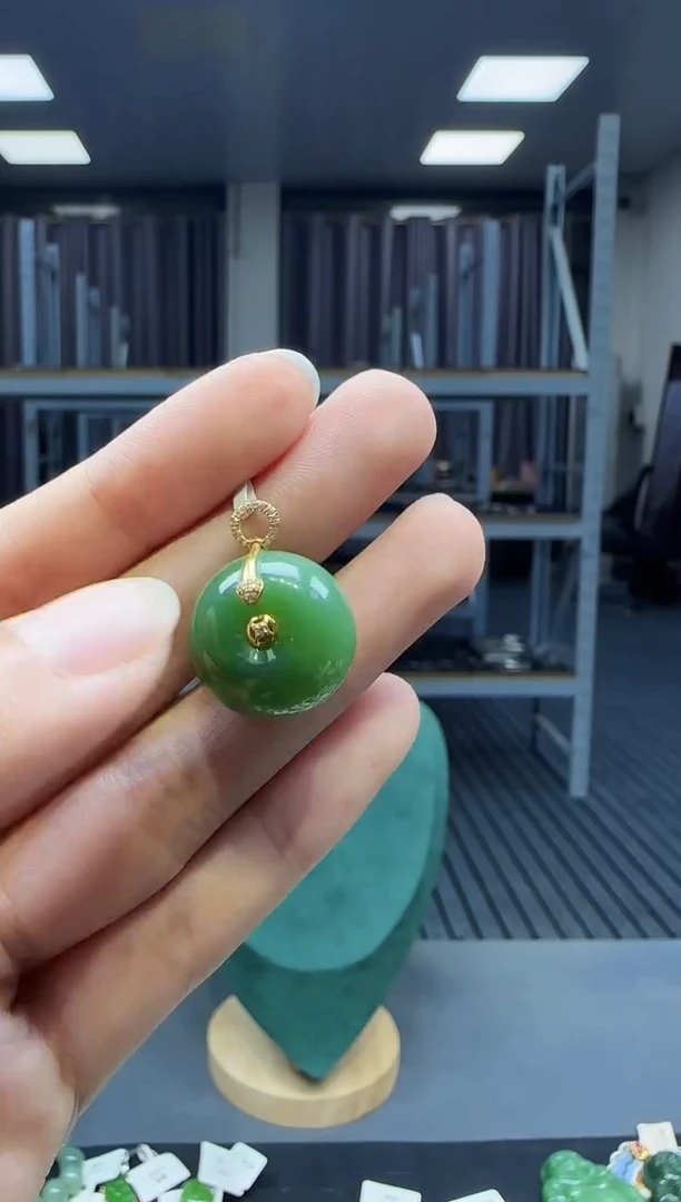 18K金镶嵌和田玉挂件1