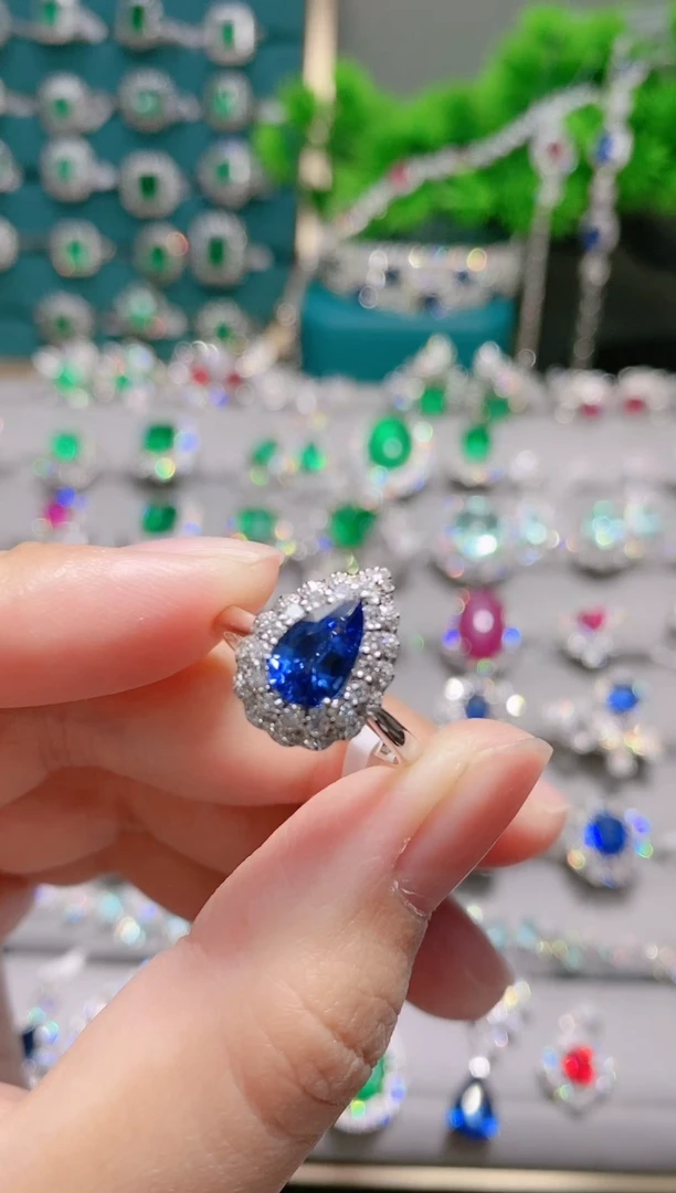 18K金戒指蓝宝石18K金镶嵌.