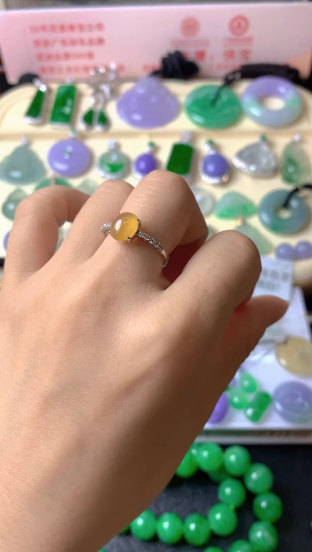 18K金镶嵌戒指翡翠e***n戒指